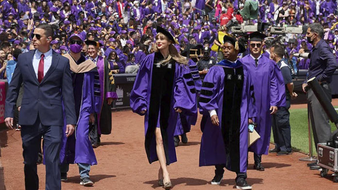 Taylor Swift recibió su doctorado Honoris por la Universidad de Nueva York.