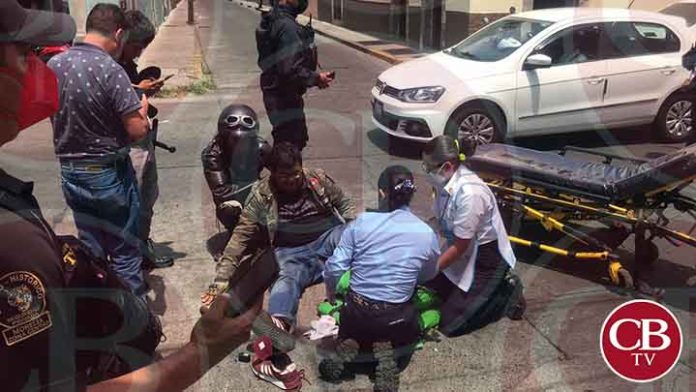 Moto Uber se embarra con taxi en el centro de Morelia