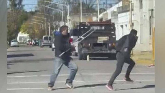  Un hombre que pedia dinero se cura de milagro y quita las muletas para se pelear con otro sujeto