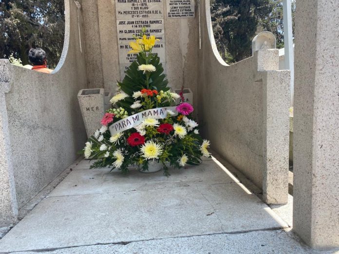Aunque estemos grandes, siempre vamos a necesitar a nuestra mamá: ciudadanos en visita a panteón municipal