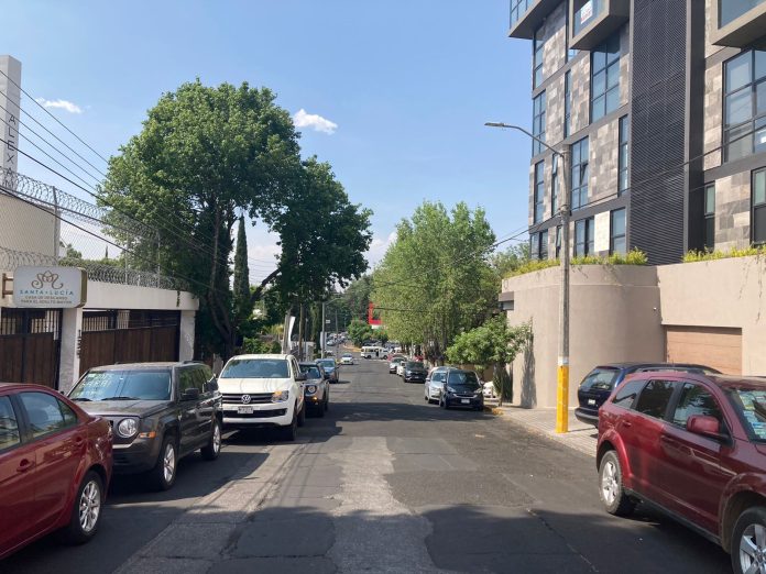 Visitantes de la feria acaparan calles para estacionarse