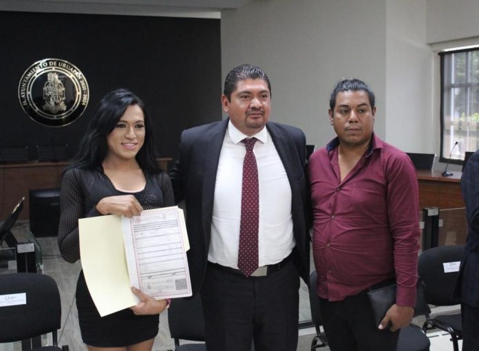 Celebran cambio de identidad masivo para personas trans en Michoacán