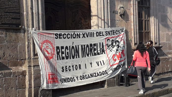 Docentes del grupo Poder de Base toman las instalaciones de H. Ayuntamiento de Morelia; se estarán haciendo actividades a nivel estatal.