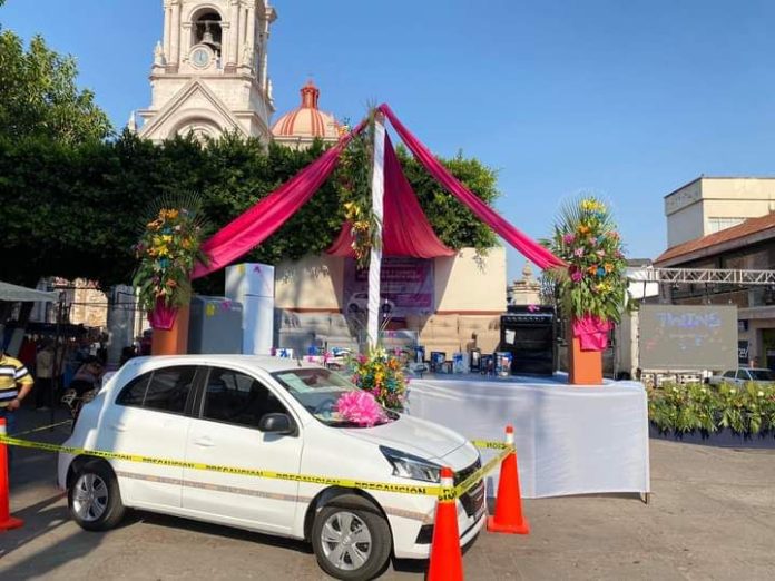 Mujer jornalera se gana un auto del año en una rifa de Cotija