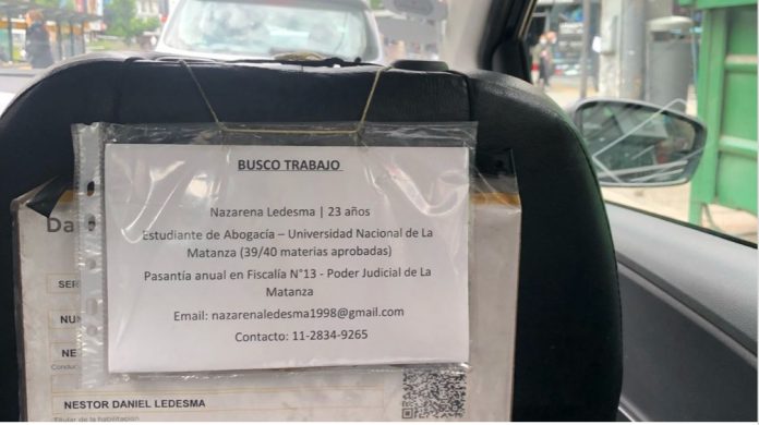 Taxista pega el CV de su hija en su carro y consigue entrevistas