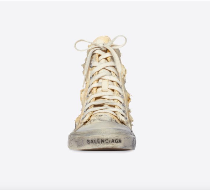 La moda es una de las industrias más lucrativas y al mismo tiempo de las más controversiales, como es el caso de Balenciaga, una vez más envuelta en polémica tras su lanzamiento de unos tenis que tienen un costo alrededor de 2000 mil dólares que parecen ser bajados de los cables de la Ciudad de México.