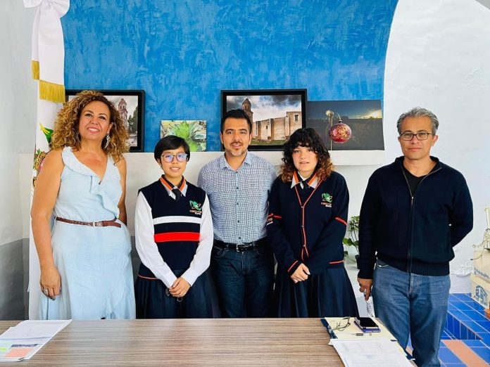 Apoya Chava Cortés a estudiantes de Charo que representarán al país en Londres