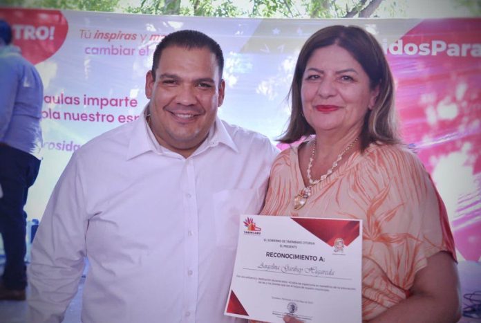 Asimismo, entregó reconocimientos a las y los docentes que llevaron a cabo labor educativa