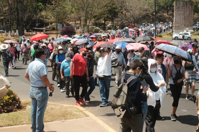 Mega marcha de maestros en Morelia celebrando su día