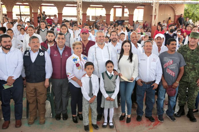 Además del acompañamiento, se hizo entrega de apoyos a escuelas, estudiantes y campesinos