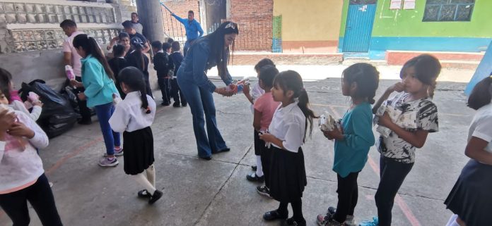 DIF MUNICIPAL ENTREGA JUGUETES Y DESPENSAS EN LAS ISLAS TECUENA Y YUNUEN