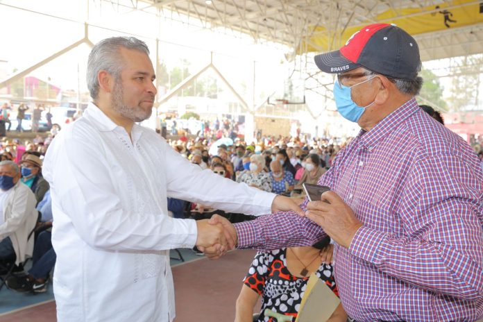 Bedolla entrega tarjetas del Gobierno de México para pensión a adultos mayores