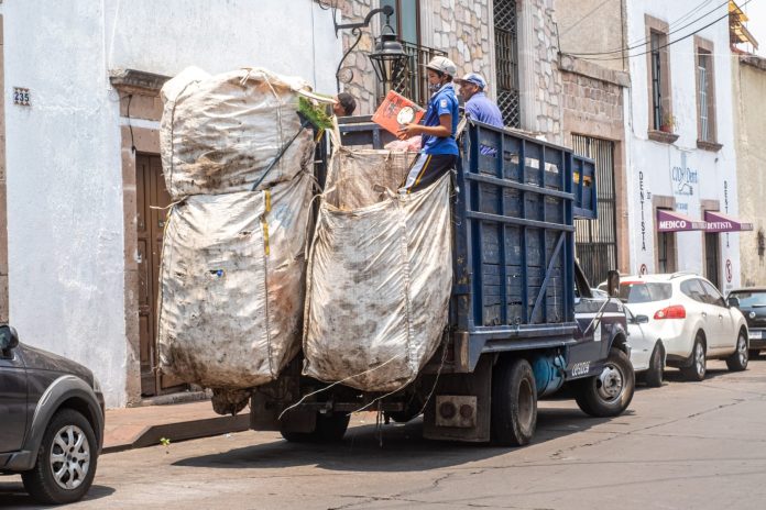 El difícil trabajo de los recogedores de basura.