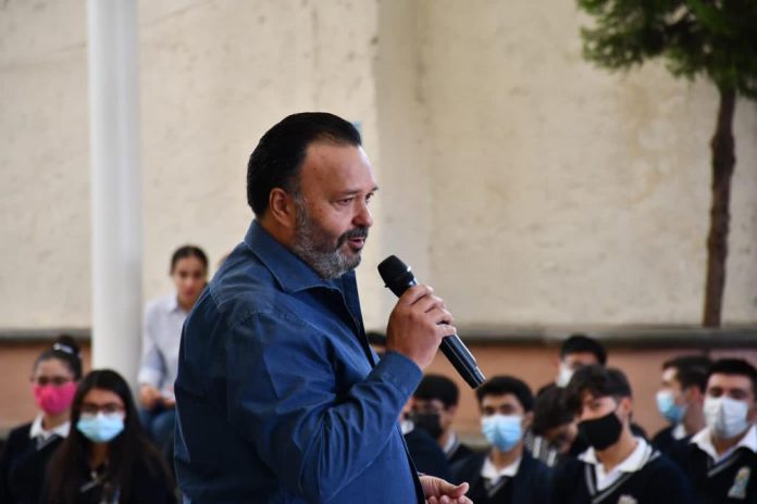 Participa Julio Arreola en Foro con alumnos de Preparatoria
