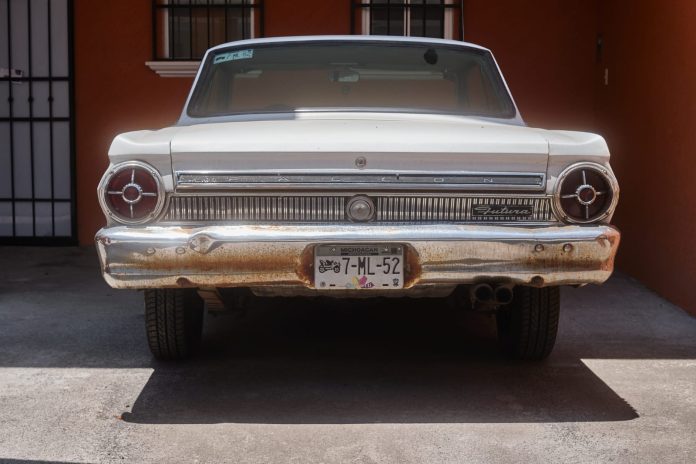 Si tu auto tiene más de 30 años, puedes tramitar las placas de auto antiguo
