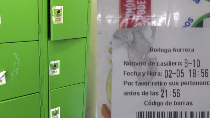 Exhiben a tienda de autoservicio por cobrar uso de lockers para paquetería para dejarlo entrar