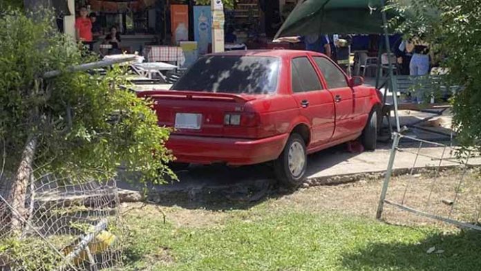 Mujer embiste a estudiantes policías la dejan ir en Sinaloa.