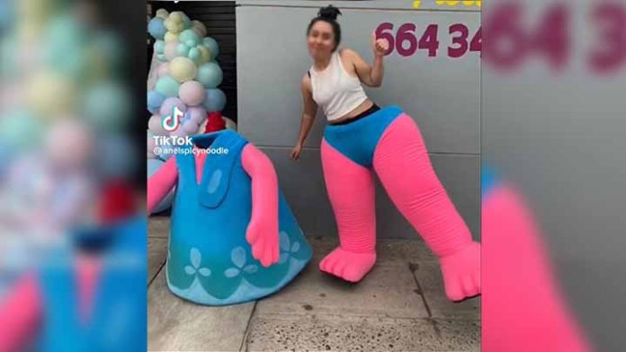 Mujer revela cómo es vivir dentro de una botarga