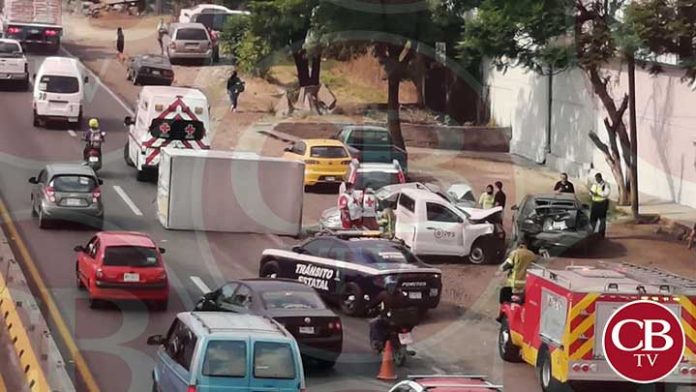 Choque múltiple deja cuatro autos destruidos en la salida a Pátzcuaro
