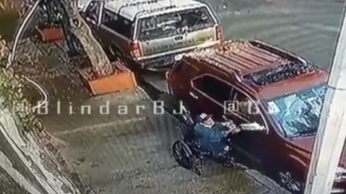 Detienen a hombre en silla de ruedas que robaba autopartes en CDMX