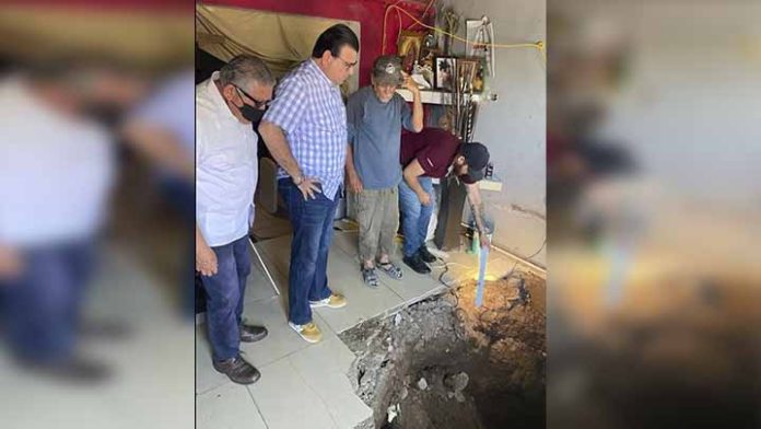 Enorme socavón se traga a joven dormía en su sala
