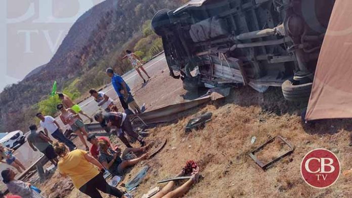 Tres muertos y cinco heridos deja choque de camioneta con turistas y torton en la Siglo XXI