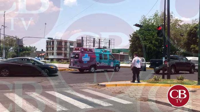Choca ambulancia con camioneta en Solidaridad y Juárez