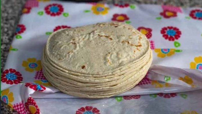 Tacos con doble tortilla ya son un lujo por altos precios del maíz