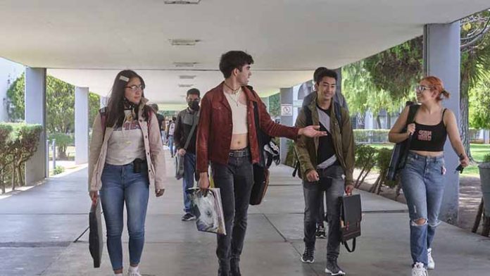 Pese a los miles de estudiantes en universidades michoacanas, muchos no terminan ejerciendo.