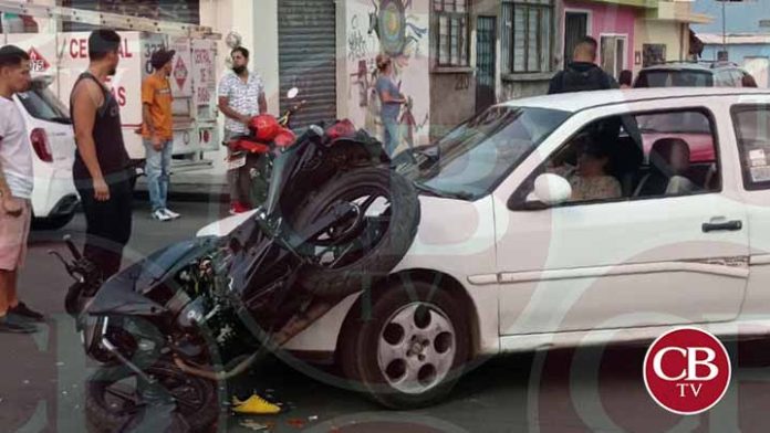 Moto y auto chocan y hasta las pizzas volaron