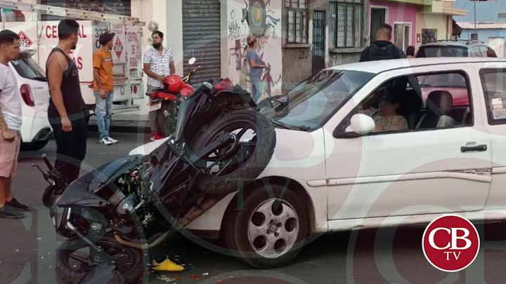 Moto y auto chocan y hasta las pizzas volaron Moto y auto chocan y hasta las pizzas volaron