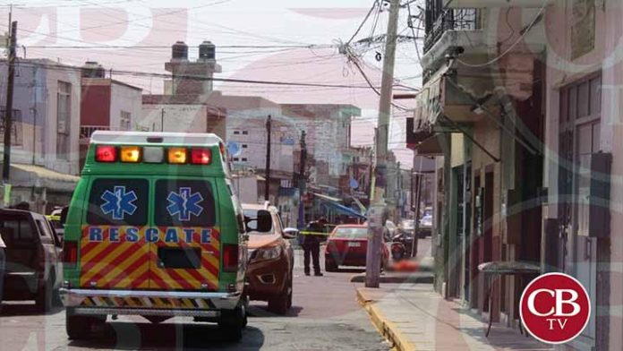Lo asesinan afuera de una tienda de abarrotes