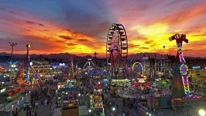 Personas queda suspendida en un juego mecánico