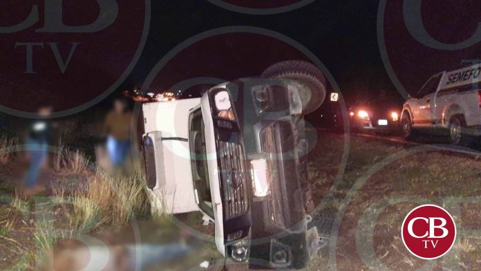 Un empleado de una empresa repartidora de lácteos volcó en su camioneta