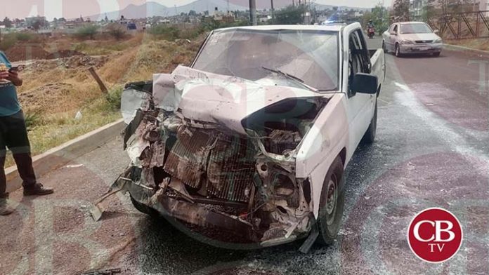 Desbarata su camioneta al norte de Morelia y sale ileso