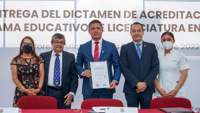 RAÚL CÁRDENAS ENTREGA ACREDITACIÓN A ENFERMERÍA