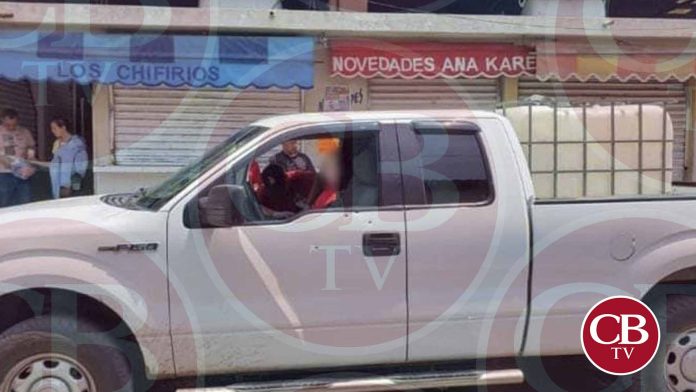Una pareja de esposos que circulaba en una camioneta fueron agredidos por sicarios que le dispararon en varias ocasiones