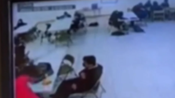 Una mujer le da cinturonazos al niño que acusó a su hijo de bullying