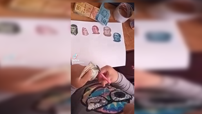 Niña recortó billetes para su tarea de héroes mexicanos