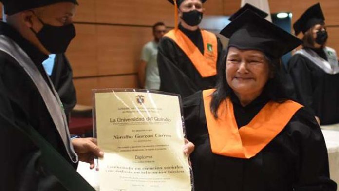 Abuelita se gradúa de la universidad para ayudar a su nieta autista