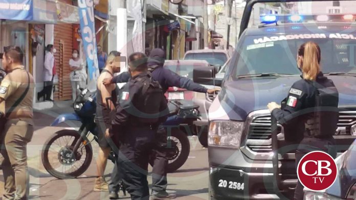 Detienen a militar por amenazar con pistola a empleados de autolavado