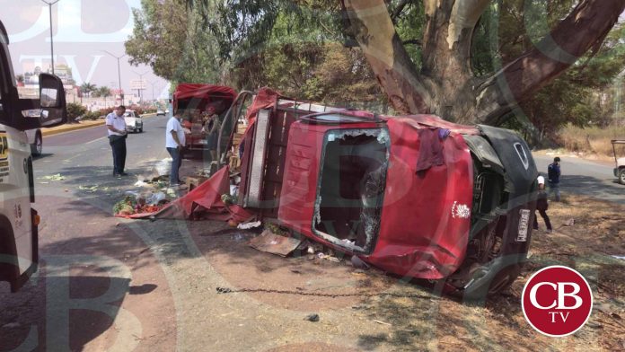 Una camioneta que transportaba frutas y verduras colisionó sobre la avenida Madero al oriente de la ciudad; el chofer resultó herido.