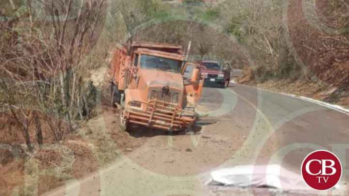 Abandonan hombre muerto a media carretera LC- Arteaga.