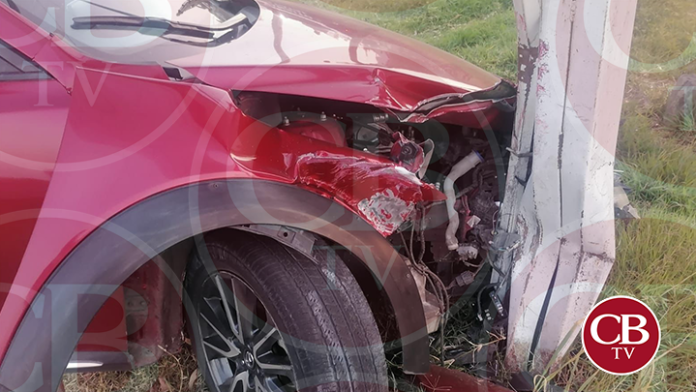 Destruye su auto en el libramiento de Morelia y sale ileso