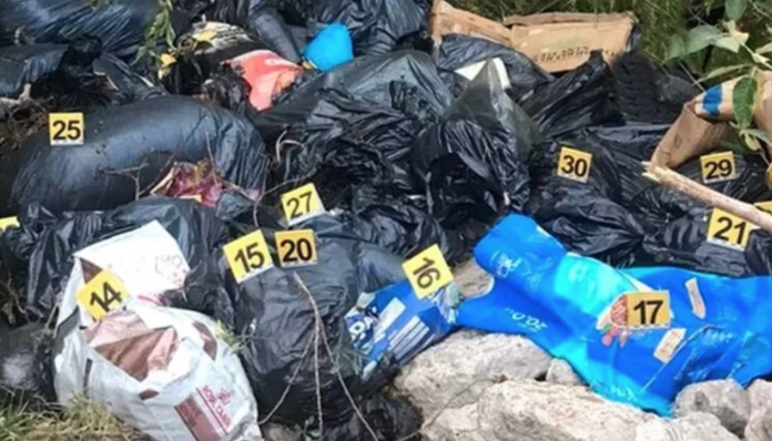 Encontraron restos de más de 100 perritos en bolsas de plástico