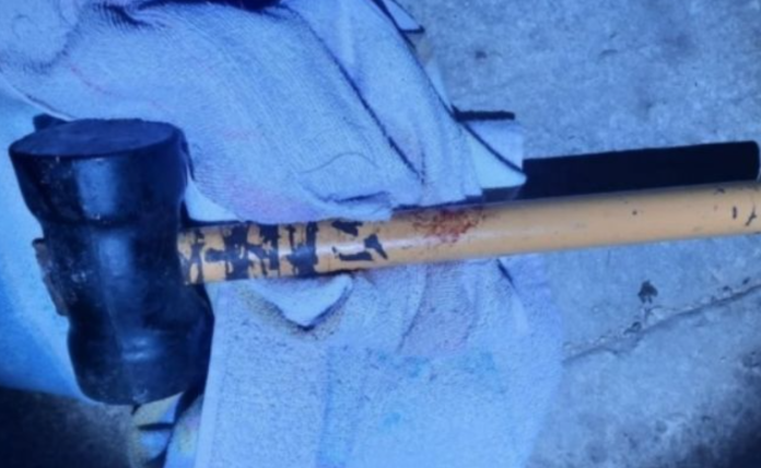 Mujer golpea en la cabeza a su novio con martillo por intentar abusar de su hermana