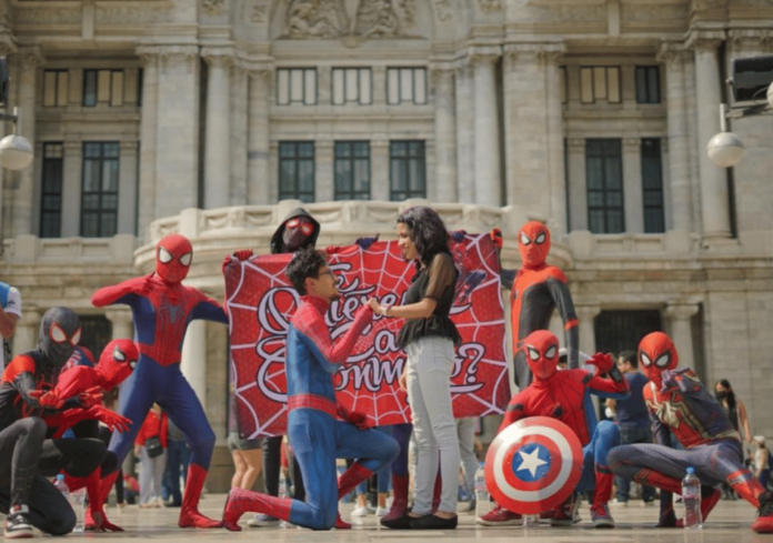 Joven le pide matrimonio a su novia disfrazado de Spiderman