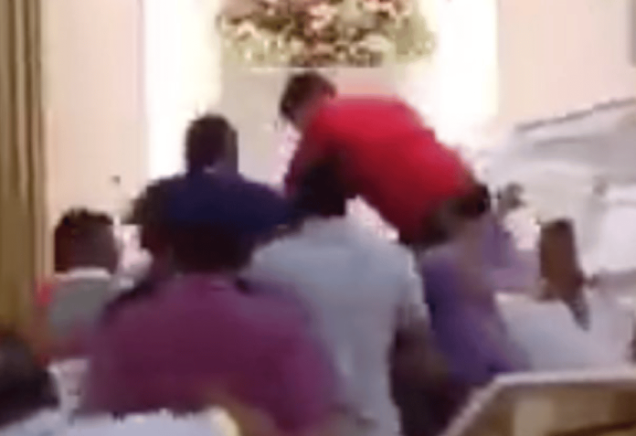 Hombre entra a robar a una iglesia y asistentes lo golpean