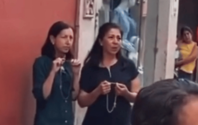Señoras se ponen a rezar el rosario en plena marcha LGBT+