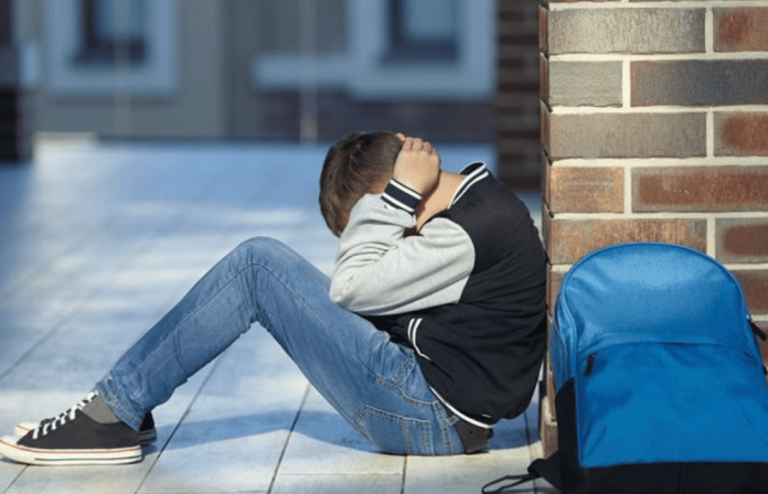 Profesor golpea con un cinturón a un alumno que hacía bullying
